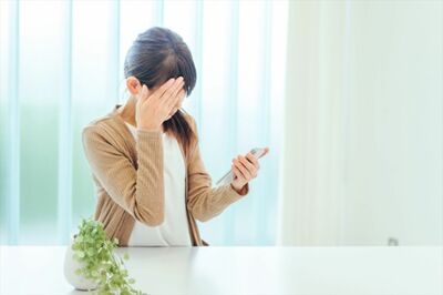 スマホを見る時間が長くなればなるほど、目のピント調節をする水晶体が硬くなり、ピントが元に戻らなくなる※写真はイメージです