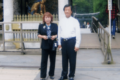 糟糠の妻、みどりさんと。金嶋さんが20歳、みどりさんが18歳のときに生涯の伴侶となった