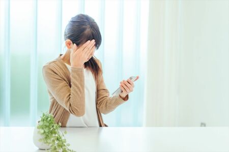 スマホを見る時間が長くなればなるほど、目のピント調節をする水晶体が硬くなり、ピントが元に戻らなくなる※写真はイメージです