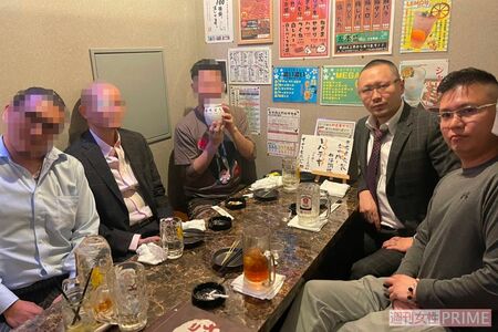 関係者らとの飲み会に参加する佐々木被告(右端)と山中組長(右から2番目、ユキさん提供)