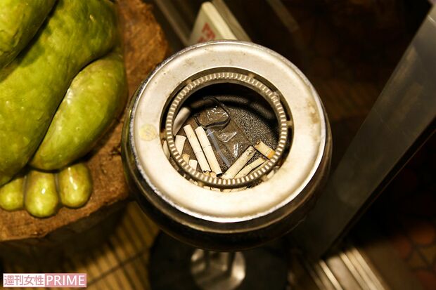 灰皿には、実際に吸い殻が入っているというこまやかな演出まで！