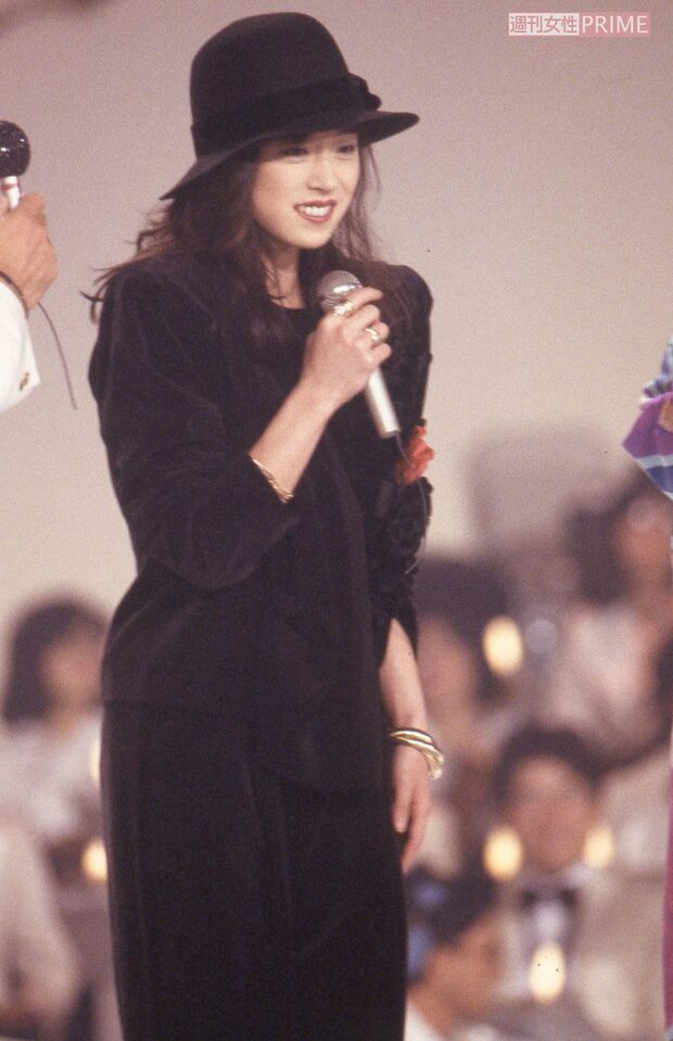 全身黒のコーディネートも映える中森明菜