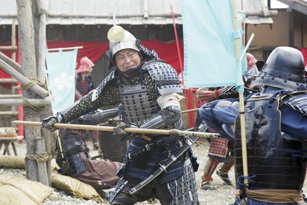 槍を操る哀川翔　(C)NHK