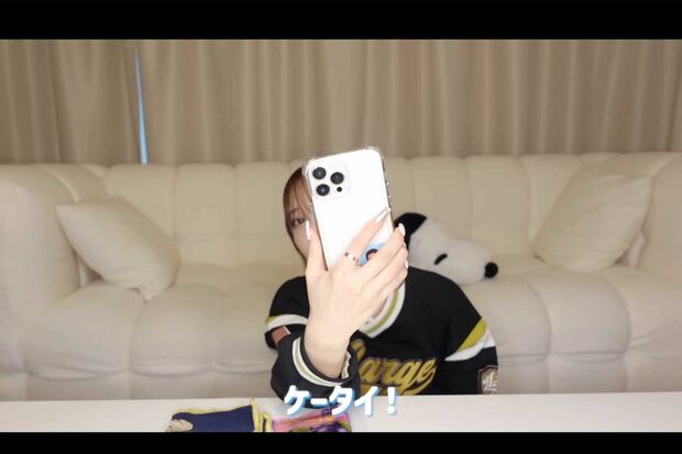 バッグの中身紹介で携帯電話を取り出した那須ほほみ。絶妙に見え隠れする写真が高橋藍に似ていると話題に（本人のYouTubeチャンネルより）