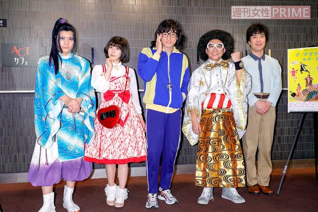 共演者と「愛のレキシアター『ざ・びぎにんぐ・おぶ・らぶ』」の会見に登場した佐藤流司（写真いちばん左）