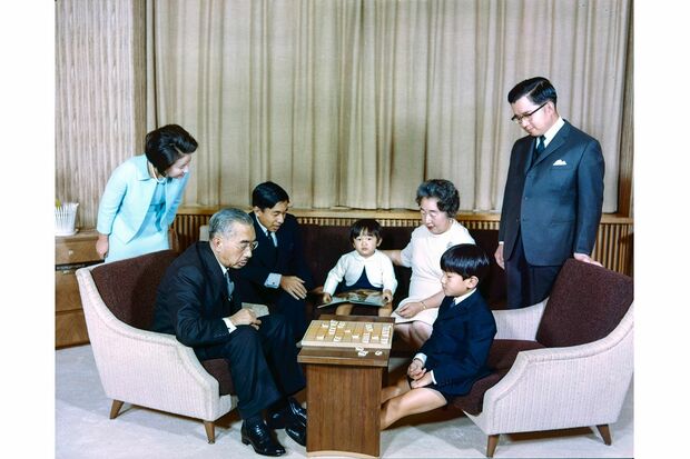 1969年1月、昭和天皇・皇后とともに将棋盤を囲んで