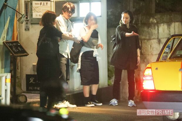 2017年、眞島秀和と小野ゆり子らはタクシーを拾うも