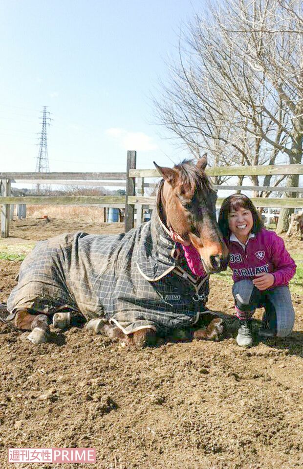 愛馬と写る田村容疑者（田村容疑者のFacebookより）