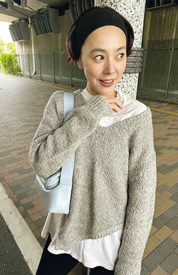 女優の浅見れいなさんはショート丈のオーバーサイズニットに、長めの白Tを大胆にレイヤード（42歳、本人Instagramより）