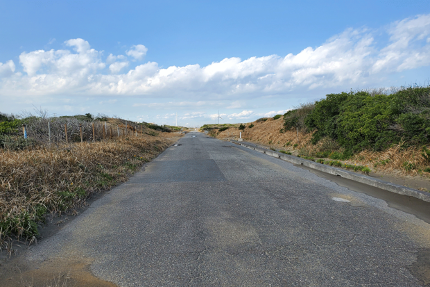 銚子方面の道、車1台分くらいが通れるようになっておりタチが悪い