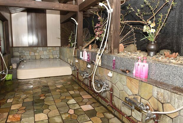 旅館のような立派なお風呂も自分たちで完成