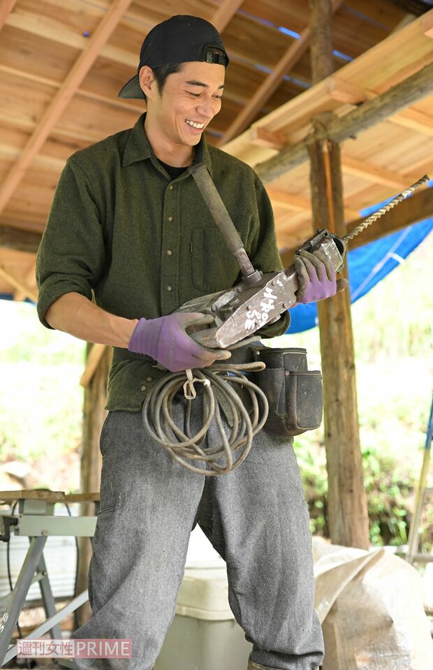 山小屋の隣に新たな小屋をひとりで建てる東出昌大