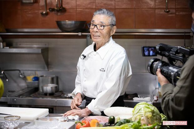  動画上で料理のワザを楽しそうに披露する道場さん。自著『91歳のユーチューバー 後世に伝えたい! 家庭料理と人生のコツ』でも、時短・節約レシピを多数紹介している　撮影／齋藤周造