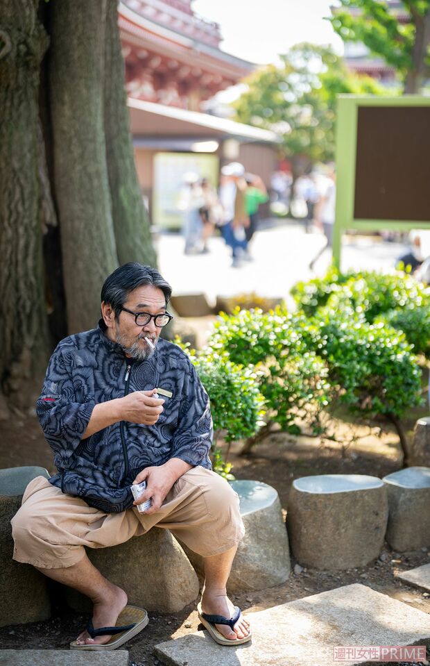 浅草寺横の喫煙所にて。缶コーヒーはささやかなぜいたくだ（撮影／佐藤靖彦）