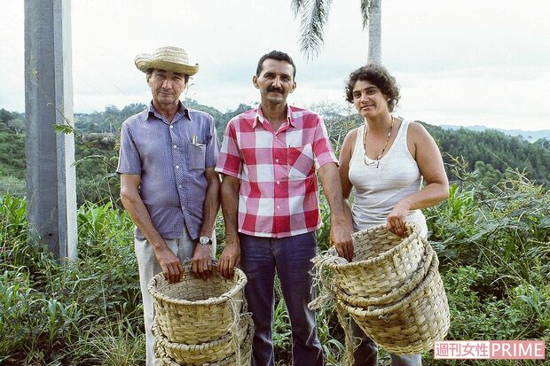 '92年キューバ視察。農園の生産者と護（左）