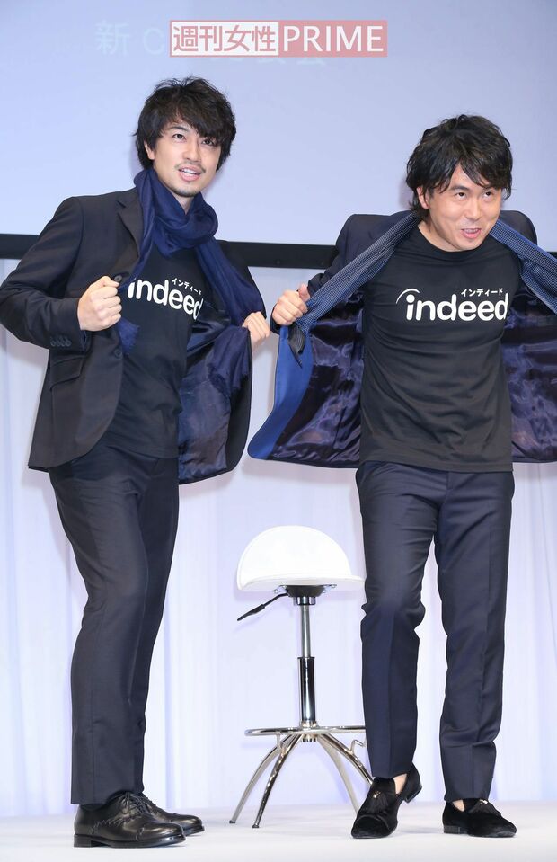 左から斎藤工、トレンディエンジェルの斎藤司。ダブル「斎藤さんだぞ!」を一緒に披露 撮影/坂本利幸