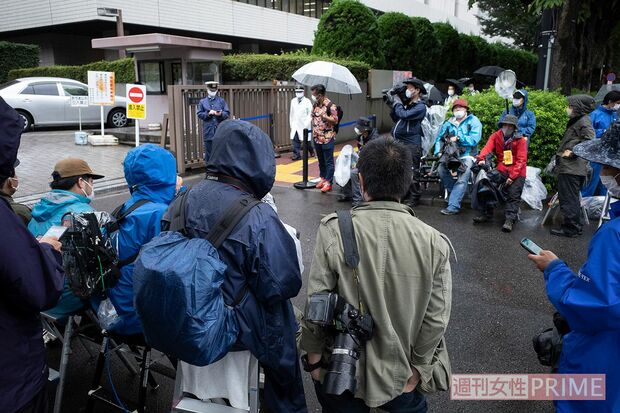 東京地裁前には多くの報道陣が集まっていた