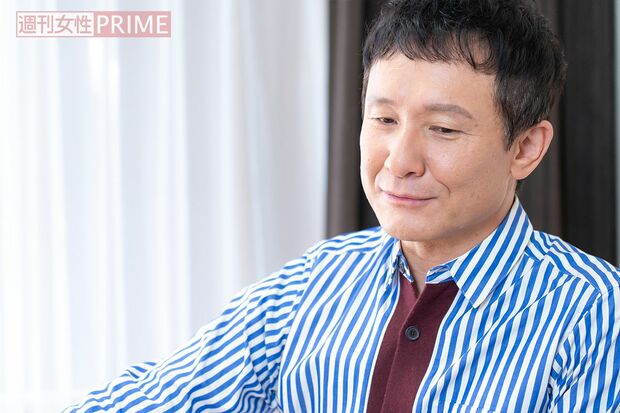 インタビューに答える木下ほうか　撮影／佐藤靖彦