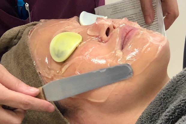 専用のジェルを塗布