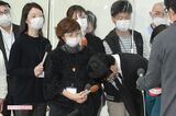 12月3日、都内で行われた謝罪会見で報道陣にお辞儀をする渡部建