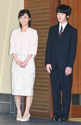 '23年5月、チャールズ国王の戴冠式出席のためイギリスへと出発するご両親を見送られる佳子さま。オフホワイトのレースワンピースはIライン。七分丈の、ほんのり淡いピンクのノーカラージャケットを羽織られて　撮影／JMPA