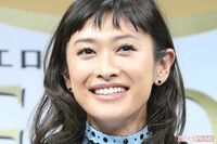 山田優「カラーボール投げられた?」ピンクの“何か”がベッタリと…『Dior』イベントの“理解不能”な奇抜…
