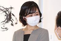 佳子さまが女性書家の展示会にご参加で「広がる空間がすごくきれい」、3歳から書き初めを始められた愛子さ…