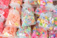大流行『シール帳』の次は『お菓子帳』？未開封のお菓子を貼っての交換に「食べ物で遊ぶのは…」あふれる困…