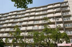 現場となった市営住宅は最寄り駅から徒歩5分ほど。周辺は静かな住宅街