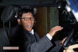 【目撃撮】明石家さんまが新大阪駅構内で30人超ファンに取り囲まれて…芸歴51年でも続ける“大阪名物”即席サイン会