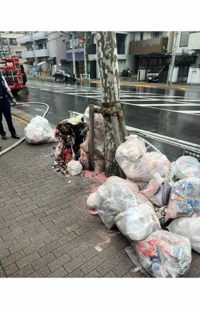 スーパー従業員らが延焼を防ぐため、ゴミ袋を炎から遠ざけた