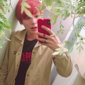 左薬指に指輪!?　カノバレか!?　と思ったら、鏡で反転してるだけあるあるな写真