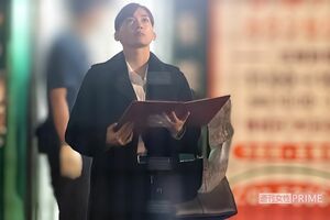 ドラマ『元彼の遺言状』のロケを行う綾瀬はるか