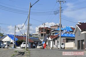 台風15号で多くの住宅に被害が出た千葉県。中央の建物は骨組みが見える状態に（館山市布良地区）
