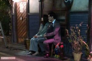 11月下旬の夜、行きつけのバー『5taps』の前で撮影中の新垣結衣と松田龍平