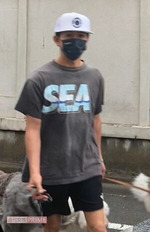 愛犬を散歩させている木村拓哉