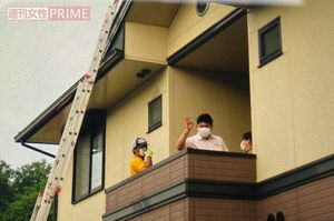 推測通りに屋根裏でニシキヘビを見つけ、白輪園長は報道陣に向けオッケーマークを＝22日午後4時50分すぎ