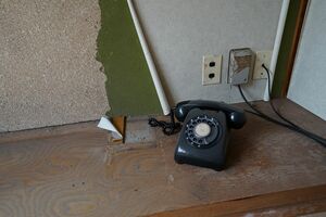岐阜県の廃墟に残された黒電話。肝試しで建物内に残された品を拝借。後日、「返してほしい」と電話がかかってきたという怖い話も少なくない