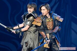 「誠心誠意、全力でライバル役に向き合い、（堂本光一が演じる）コウイチを追い越すくらいの気持ちで頑張ります」と意気込んだ、佐藤勝利と光一の鬼気迫る殺陣のシーン（『Endless SHOCK-Eternal-』より、'22年）