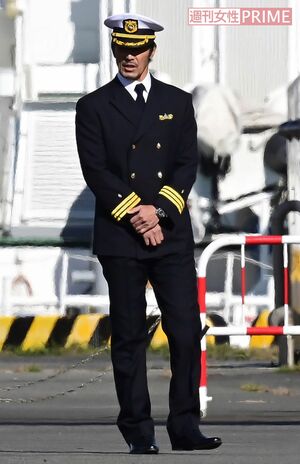 '21年11月、横浜市内で『DCU』のロケを行う阿部寛。大がかりなロケも多い