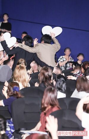 マスコミ向け写真撮影後、田中と林が肩を組みながら会場を後にすると黄色い声が! 撮影/吉岡竜紀