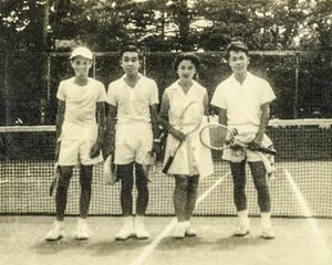  石塚さん（右端）が美智子さまから手渡された試合当日の写真。両陛下は初対面（'57年8月）