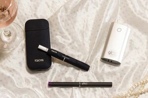 左・アイコス、中央下・プルーム・テック、右・グロー