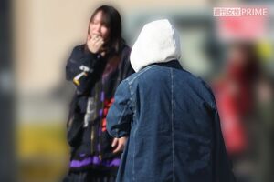 2024年1月、パーカのフードをかぶった堂本剛の視線の先には…
