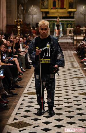 視覚障がいのある実業家・成澤俊輔さん。パリコレのランウェイ中