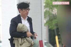 『週刊女性』の記者から直撃取材を受ける高嶋政伸