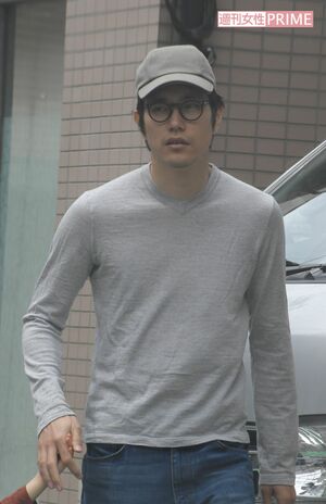 2018年4月、長男の小学校入学式に出席した松山ケンイチ