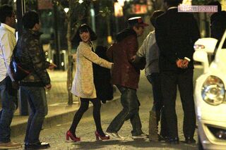 2012年2月、誕生日会場を後にする志村けんさんはみひろの手を引いていた