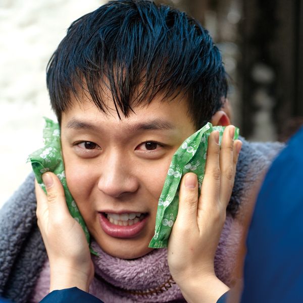 【photo】極寒の中、行われた撮影。雨に濡れたシーンのあと、スタッフからカイロで温めてもらう