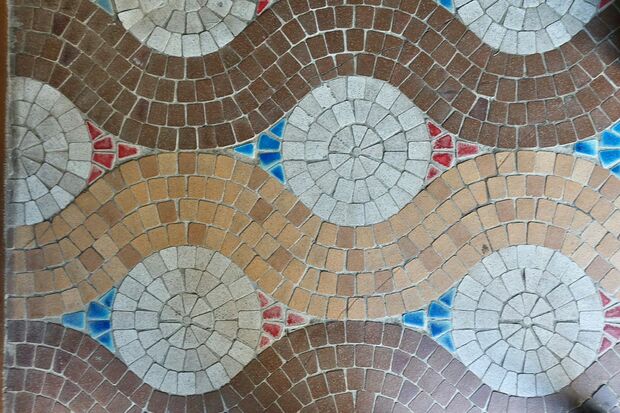 『秀和青南レジデンス（1967）』のタイル。レトロでかわいいデザインが特徴（hacoさん提供）